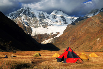 Camping in Cordiliera Huayhuash, Peru, South America - obrazy, fototapety, plakaty