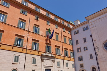 Fototapeta premium Immeuble ocre, ciel bleu, Rome