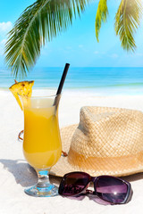 Entspannen mit einem Cocktail am Strand