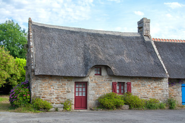 Fototapeta na wymiar Chaumière bretonne à Kérascoet, Finistère, Bretagne