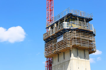 Betonverschalung an Brückenpfeiler