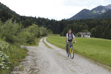 Fototapeta premium Radfahrer auf Weg