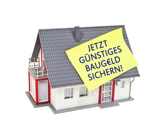 Haus mit Zettel und Baugeld