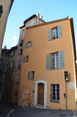 feu de circulation à Grasse disposé contre une habitation