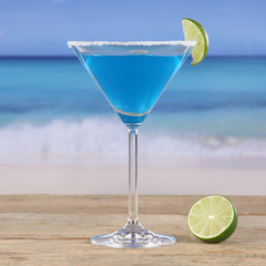 Blue Curacao Cocktail Drink am Strand