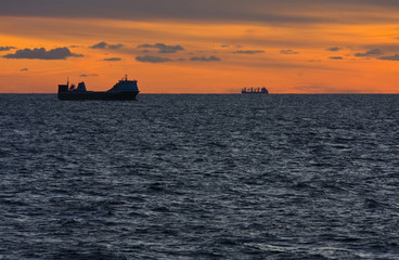 Fototapeta premium Sunset over water