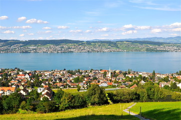 Aussicht auf  Stadt Wädenswil über  Zürichsee bis nach Männedorf