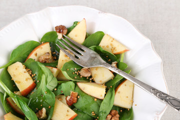 Green salad with spinach, apples, walnuts and cheese