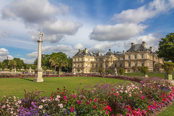 Fototapeta na wymiar Luxemburg Palace in Paris 