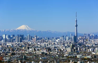 Fotobehang [Tokyo stadsgezicht] Met uitzicht op de helderblauwe lucht, Mount Fuji en Tokyo Sky Tree, wolkenkrabbers in het centrum van Tokyo © oka
