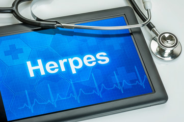 Tablet mit der Diagnose Herpes auf dem Display