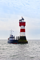 Leuchtturm Roter Sand und Versorgungsschiff