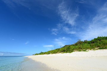 爽やかな青空と白い砂浜