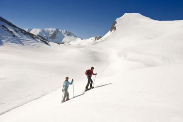 Fototapeta na wymiar  Zauchensee , Junges Paar Langlauf in den Bergen