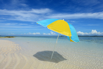 美しい海とビーチパラソル