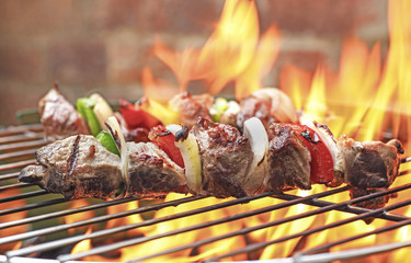 Spieße auf dem Grill