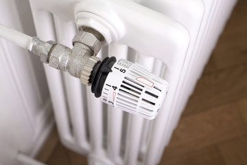 Weißer radiator mit weißer thermostat
