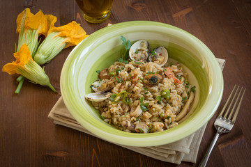 Risotto con frutti di mare e fiori di zucca