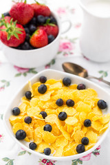 Cornflakes with strawberries and blueberries