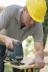 Handwerker arbeitet mit Stichsäge