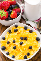 Cornflakes with strawberries and blueberries