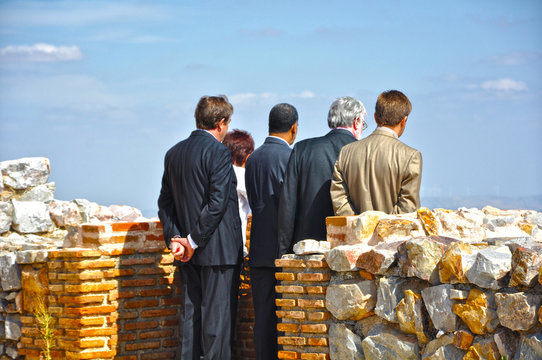 Grupo de observadores contemplando el paisaje desde un castillo, miradas, Ciudad Real, Espa&ntilde;a