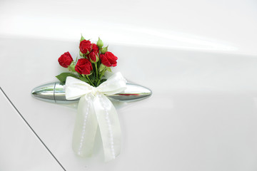 Obraz na płótnie Canvas Wedding car decorated with flowers