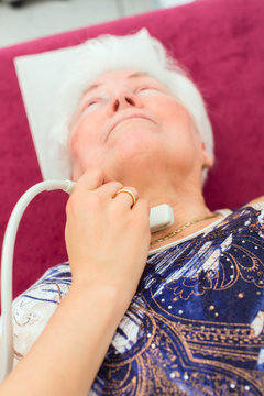 Doktor untersucht Seniorin mit Ultraschall