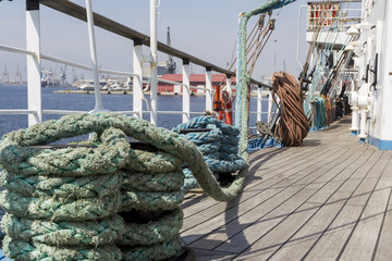 Obraz premium Thick ropes on a wooden sailing ship floor