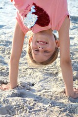 Mädchen macht Handstand