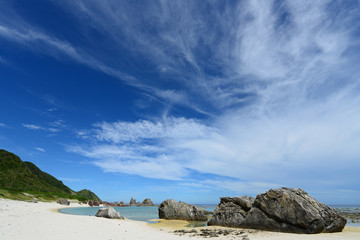 美しい沖縄のビーチと夏空