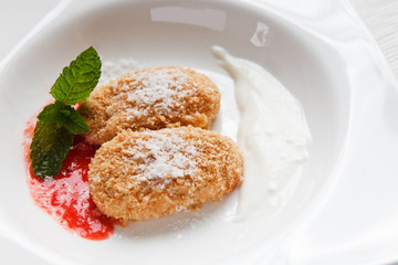Sweet cottage cheese dumplings with jam
