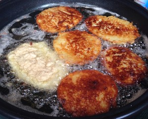 kartoffelpuffer in der Pfanne