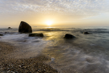 Dzika,kamienista plaża na wyspie Rugia © Mike Mareen