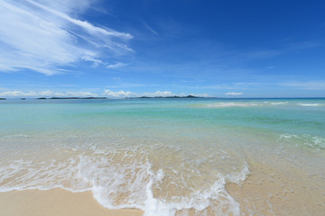 野甫島の美しい珊瑚の海と夏空