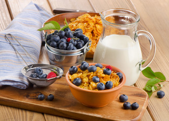 Corn flakes with fresh blueberries and milk