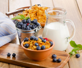 Corn flakes with fresh blueberries and milk