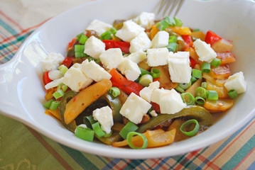 griechische gemüsepfanne mit fetakäse