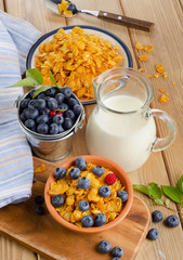 Corn flakes with fresh blueberries and milk