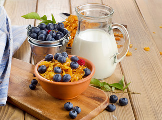 Corn flakes with fresh blueberries and milk