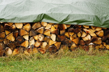Brennholz trocknet vor Regen geschützt