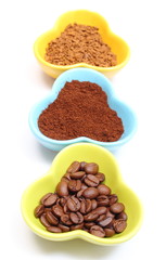 Grains, ground and instant coffee in colorful cups