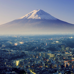 Fototapeta premium Góra Fuji. Fujiyama. Widok z lotu ptaka z surrealistycznym ujęciem miasta. jot