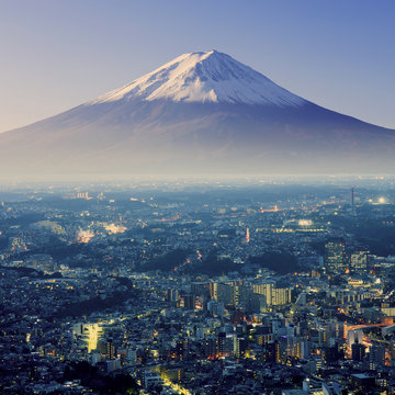 Fototapeta Góra Fuji. Fujiyama. Widok z lotu ptaka z surrealistycznym strzałem cityspace. jot