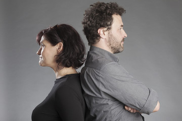 Mann und Frau Rücken an Rücken