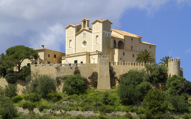 Fototapeta na wymiar Die Burg von Arta mit Santuari de Sant Salvador