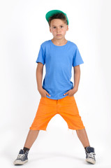 Junge mit T-Shirt und kurzer Hose