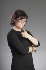 Frau mit Brille verärgert