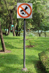 No littering sign in the garden.