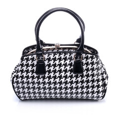 Ladies handbag in black and white checkered - obrazy, fototapety, plakaty